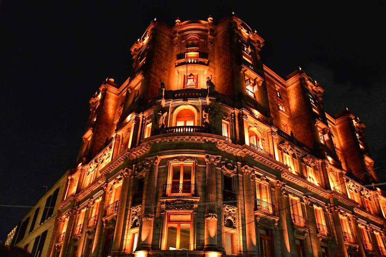 Iluminación artística de edificios relevantes